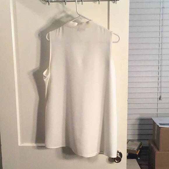 V-neck, sleeveless blouse. - Picture 2 of 2